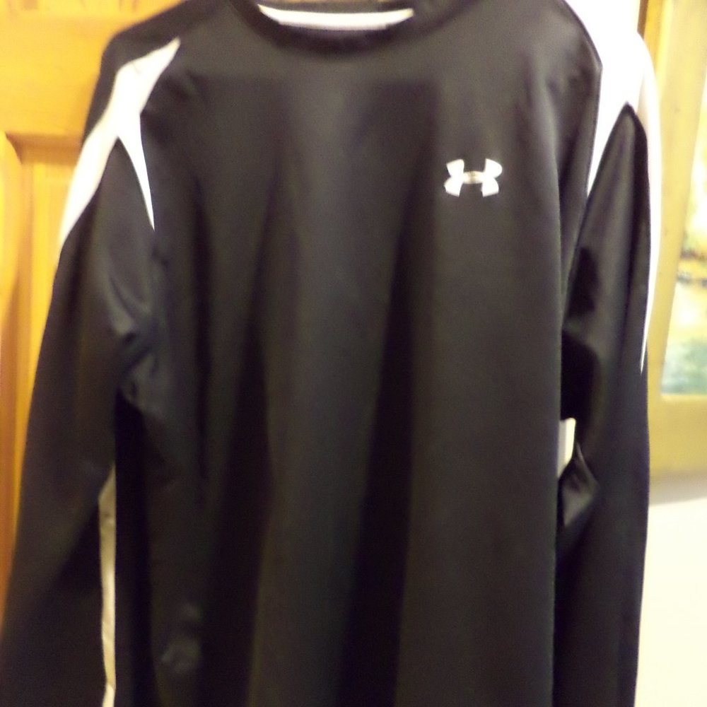 UNDER ARMOUR HEAT GEAR APPAREL  BLACK LONG SLEEVE Shirt - WHITE ACCENTS -Size:XL